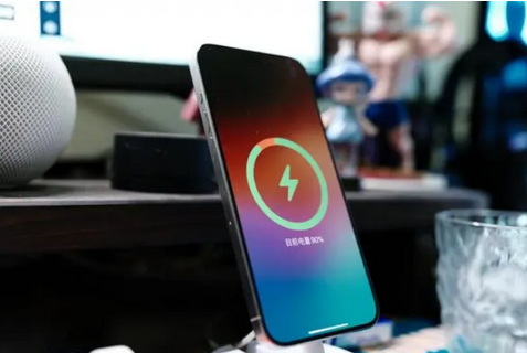 郴州苹果15换屏服务分享用什么充电器给iPhone15充电更好 